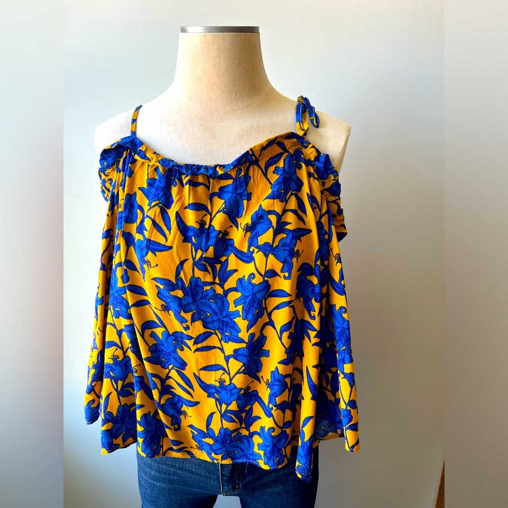 Brand New With Tags Floral off the shoulder blouse is a size large